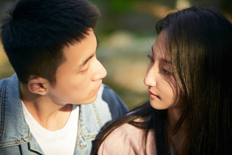 户外在夕阳下的恩爱年轻情侣图片