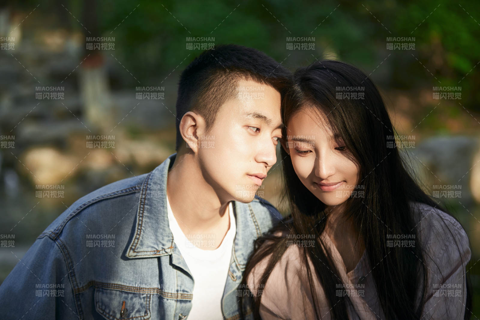 户外在夕阳下的恩爱年轻情侣图片