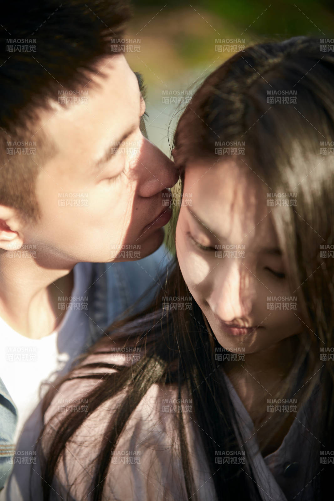 户外在夕阳下的恩爱年轻情侣图片