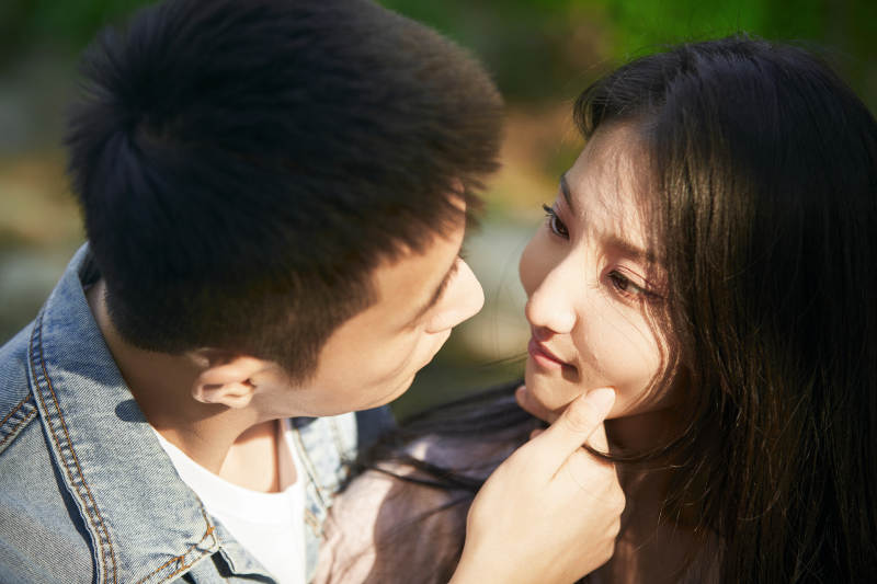 户外在夕阳下的恩爱年轻情侣图片