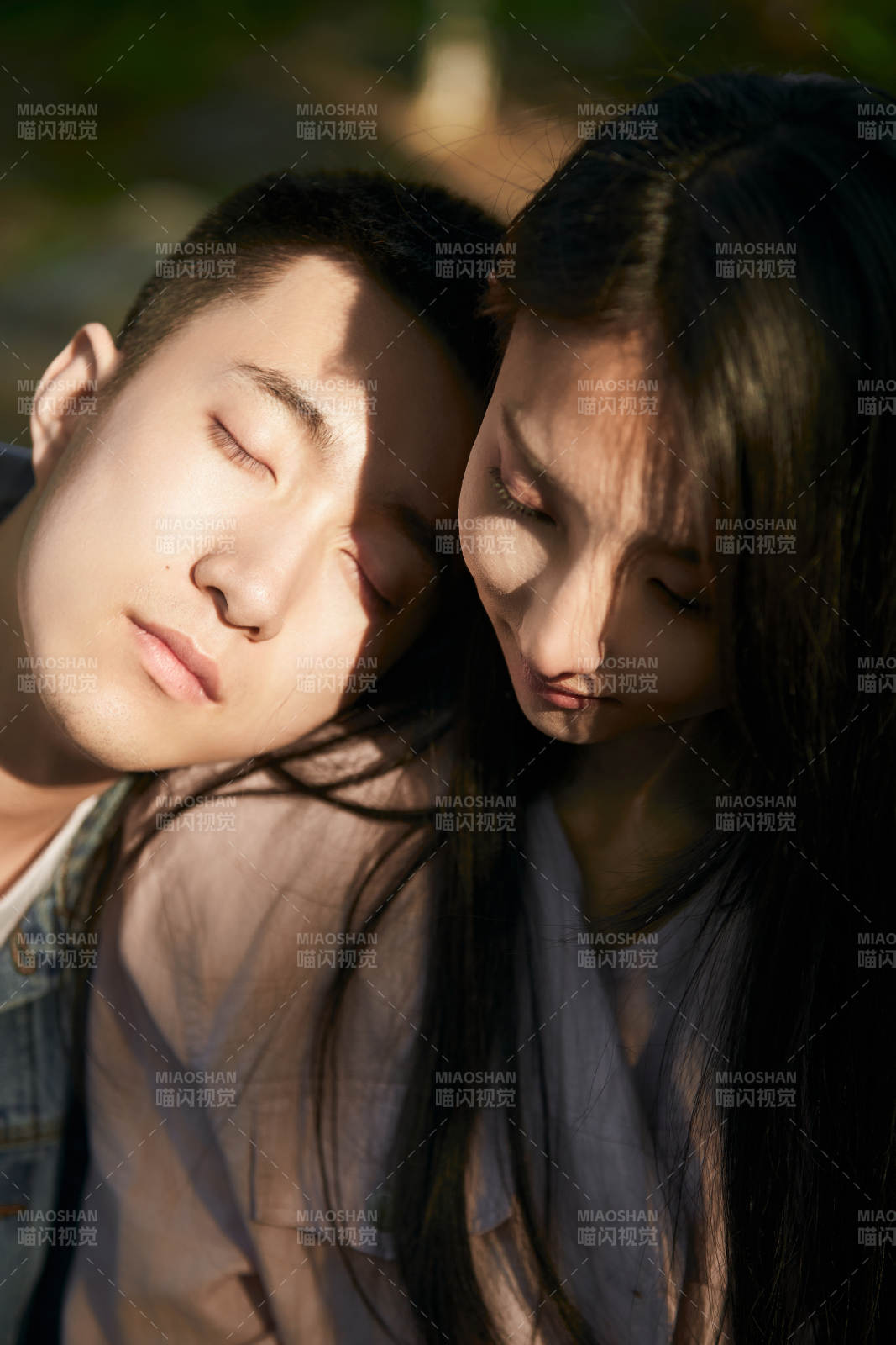 户外在夕阳下的恩爱年轻情侣图片