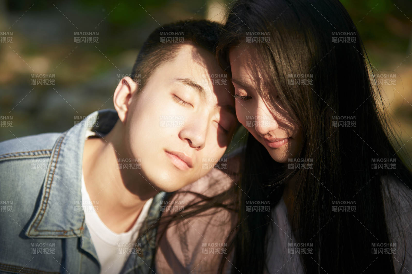 户外在夕阳下的恩爱年轻情侣图片