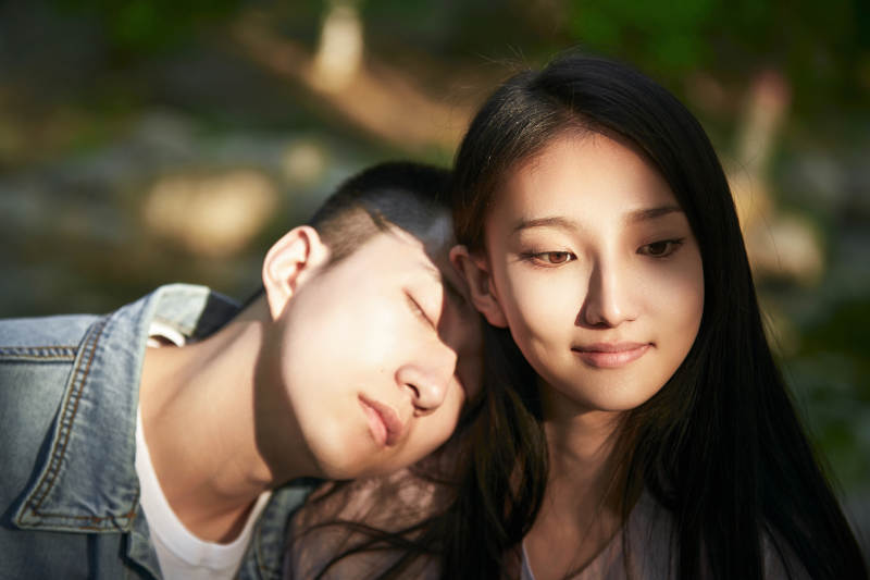 户外在夕阳下的恩爱年轻情侣图片