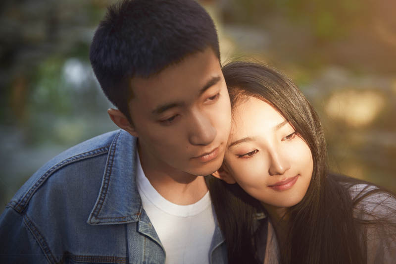 户外在夕阳下的恩爱年轻情侣图片