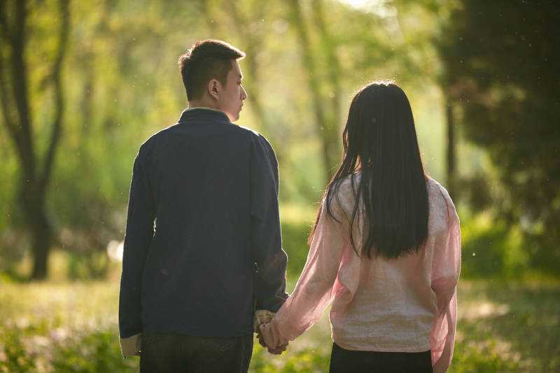 户外在夕阳下的恩爱年轻情侣图片