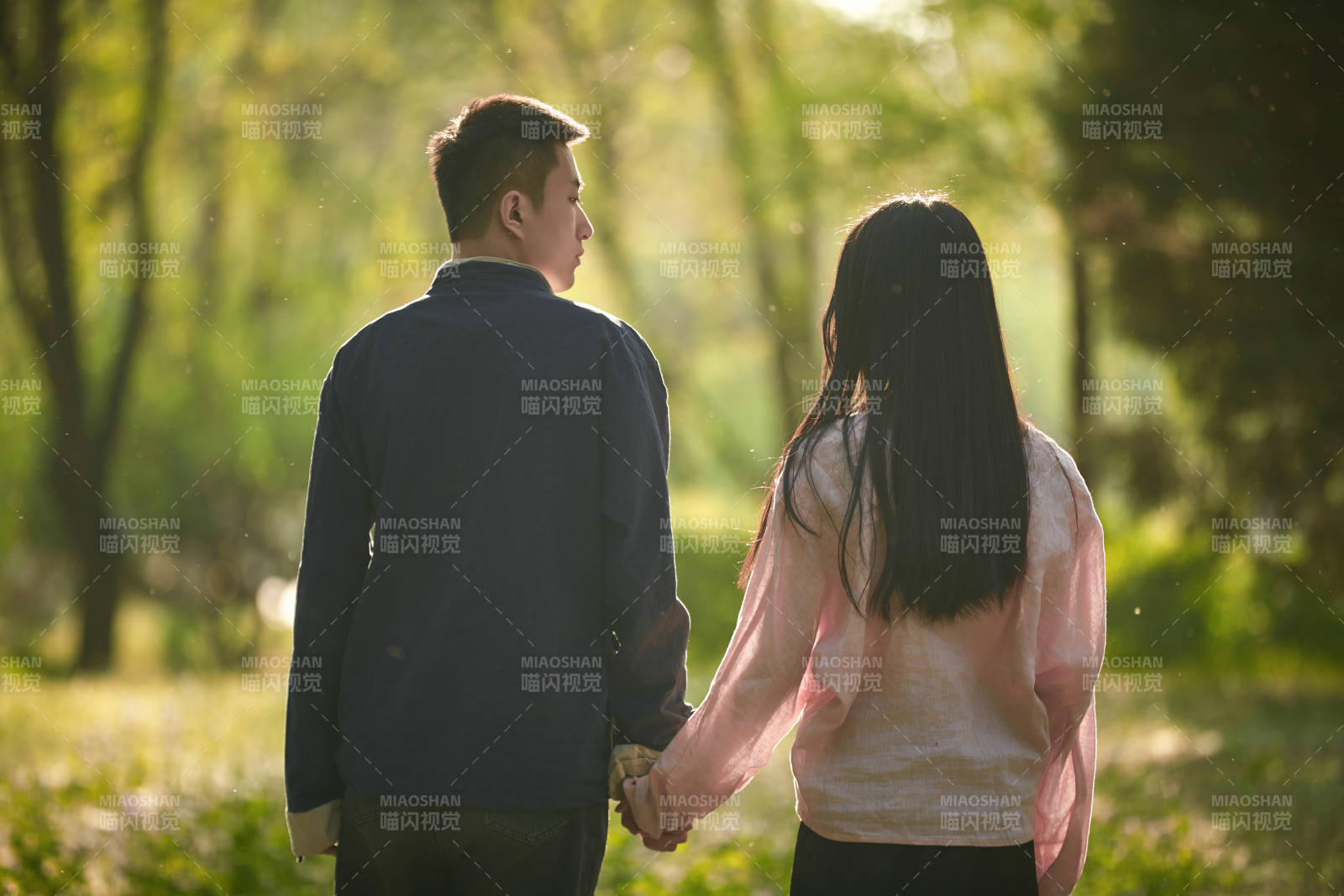 户外在夕阳下的恩爱年轻情侣图片