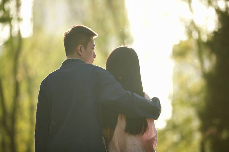 户外在夕阳下的恩爱年轻情侣图片