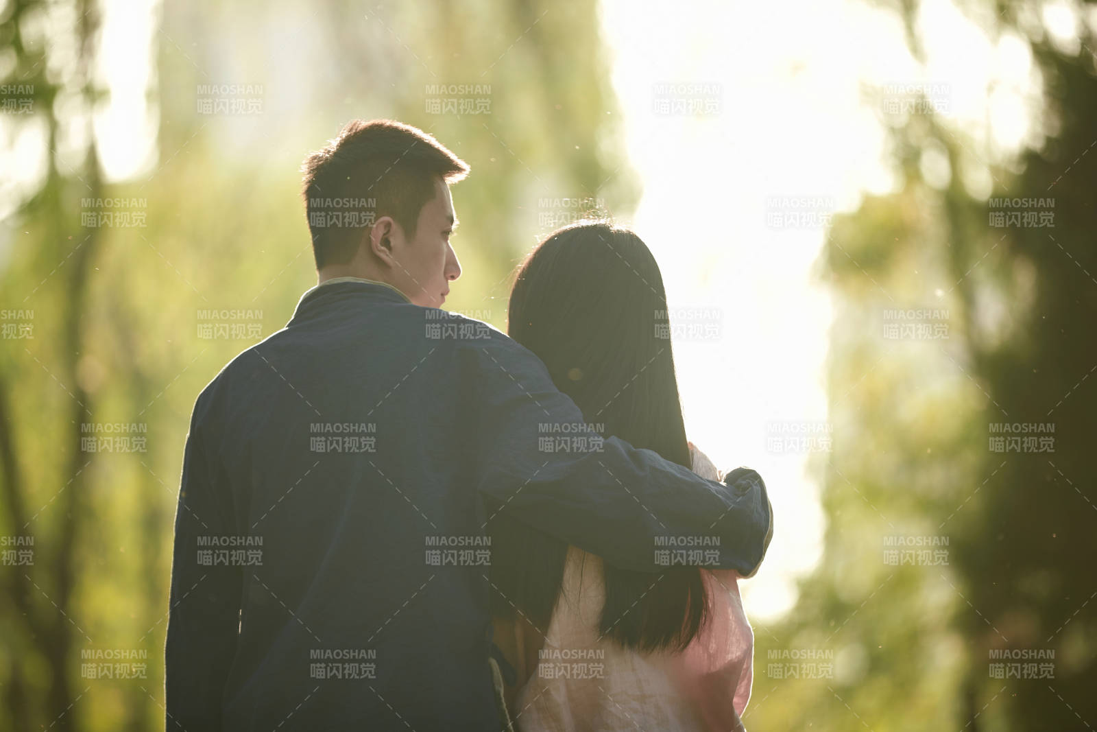 户外在夕阳下的恩爱年轻情侣图片