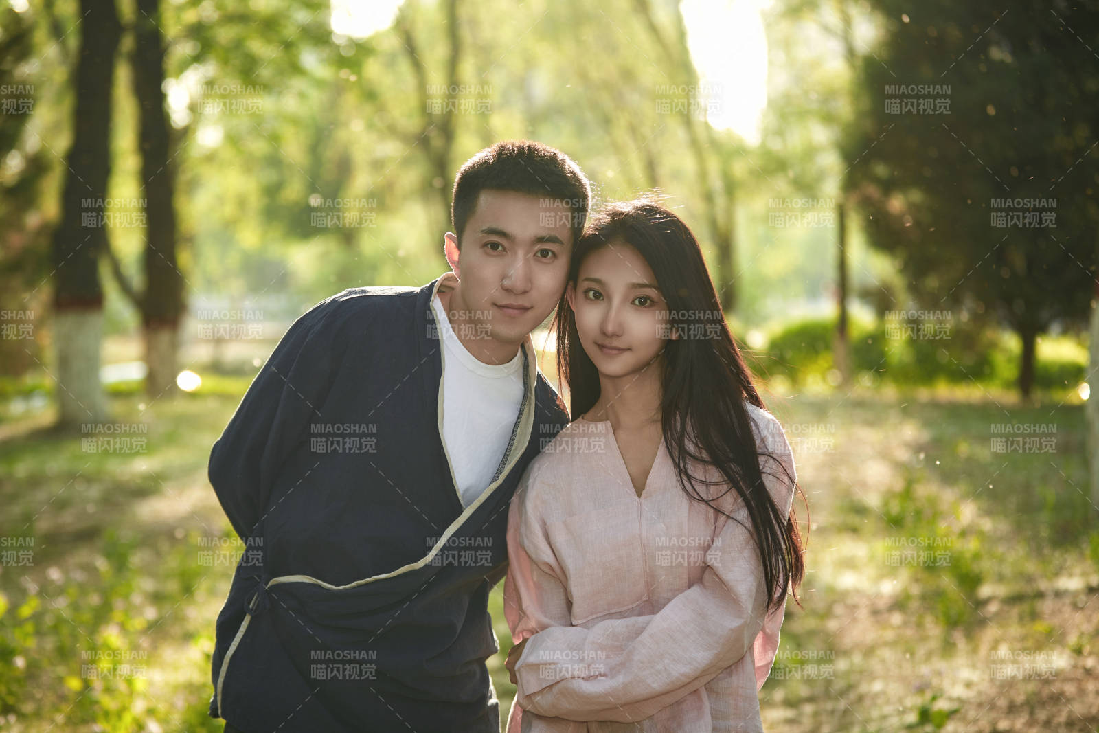 户外在夕阳下的恩爱年轻情侣图片