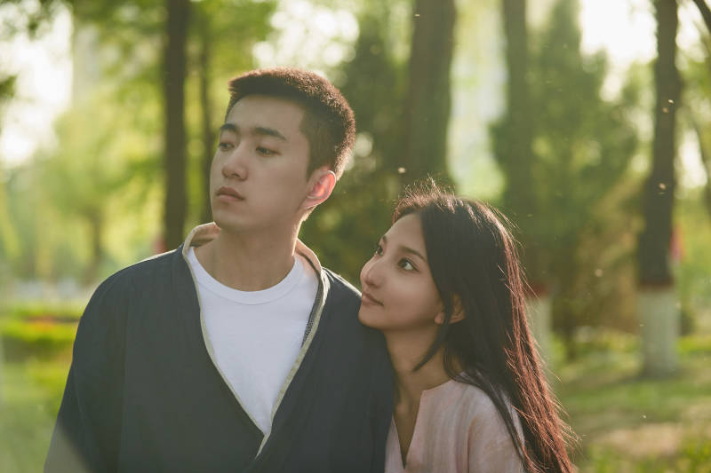 户外在夕阳下的恩爱年轻情侣图片