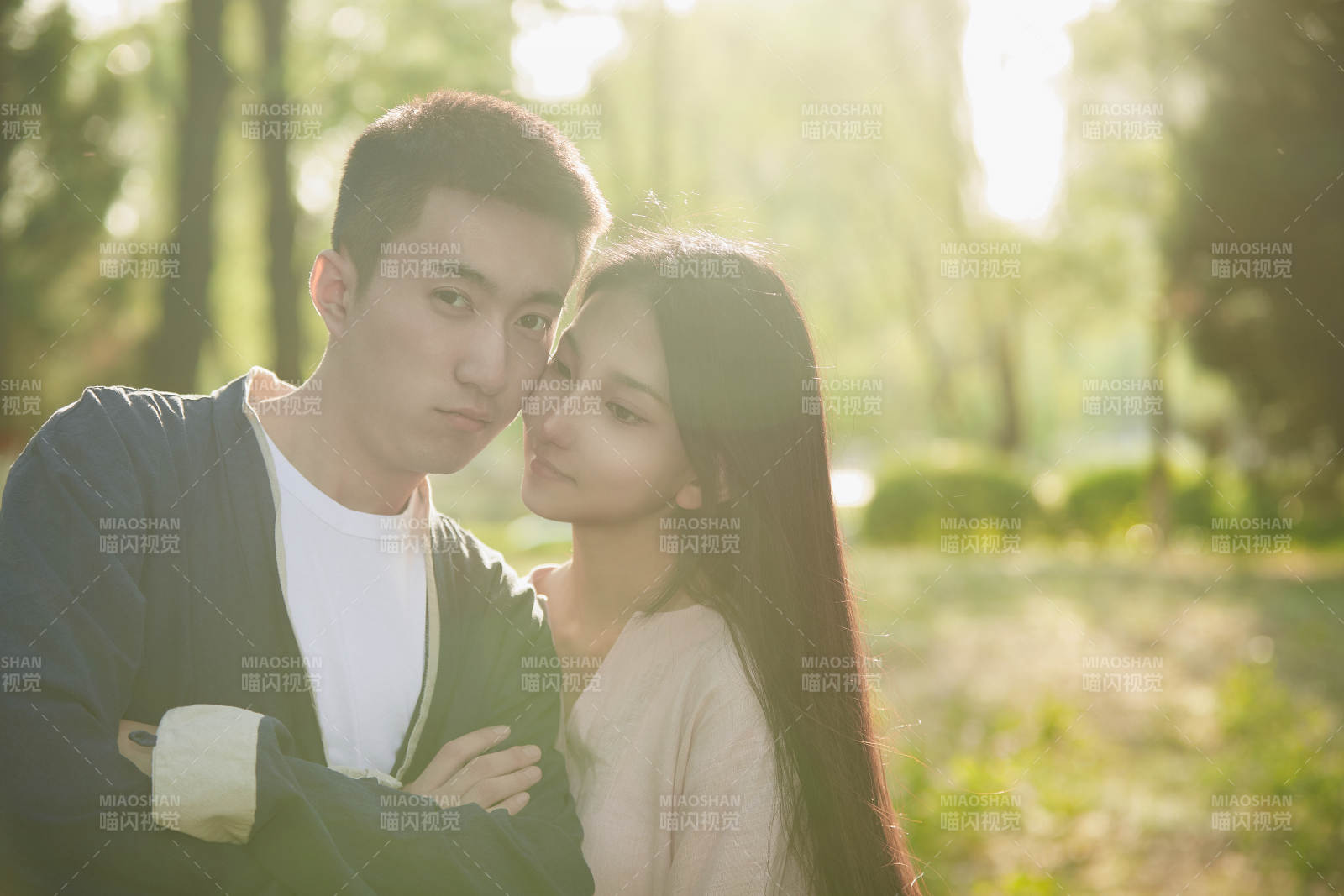 户外在夕阳下的恩爱年轻情侣图片