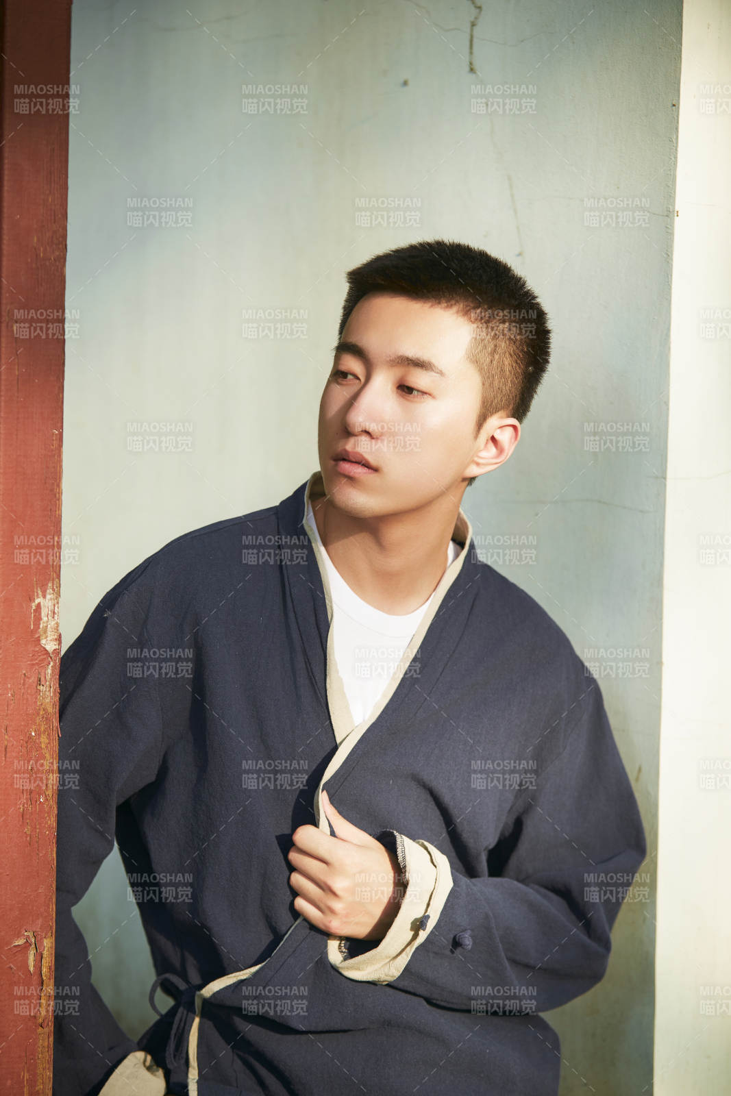 户外夕阳下的帅气男青年图片