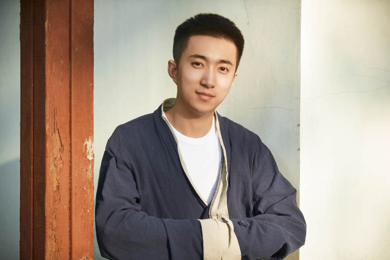 户外夕阳下的帅气男青年图片