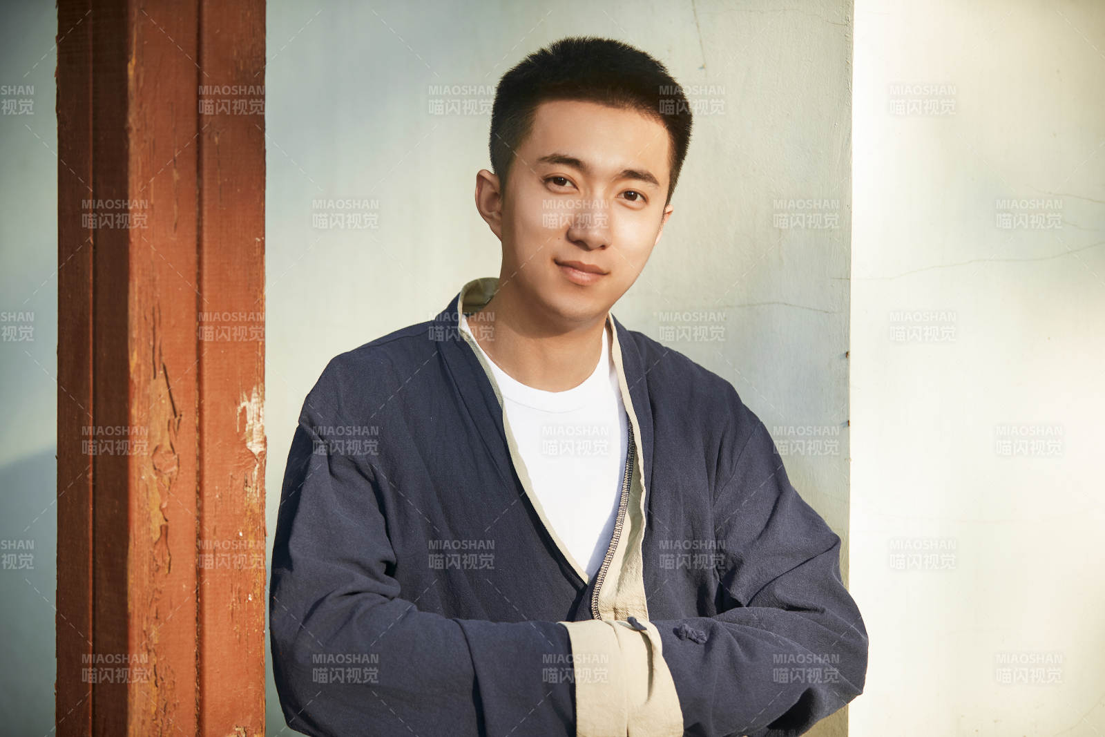 户外夕阳下的帅气男青年图片