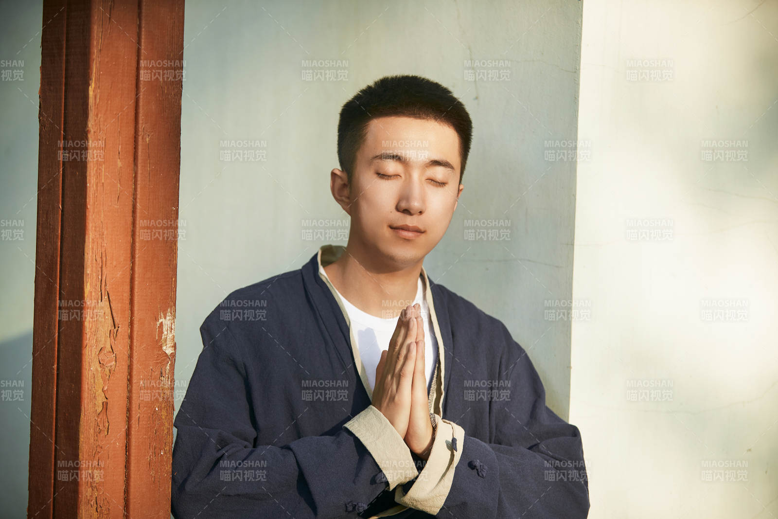 户外夕阳下的帅气男青年图片