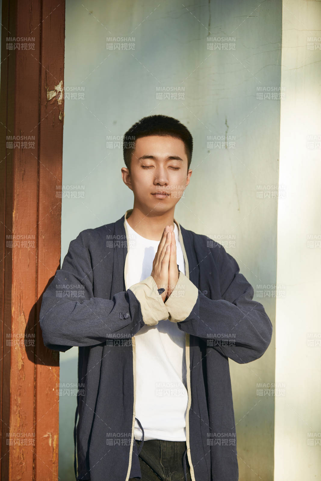 户外夕阳下的帅气男青年图片