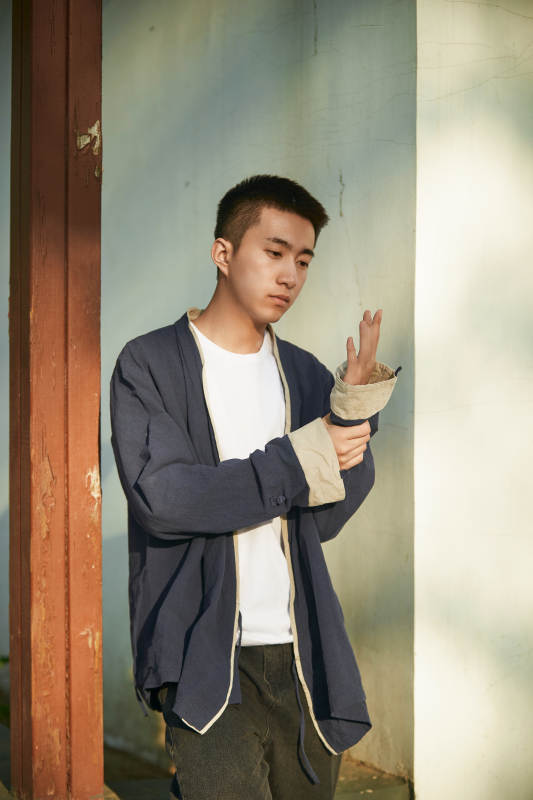 户外夕阳下的帅气男青年图片