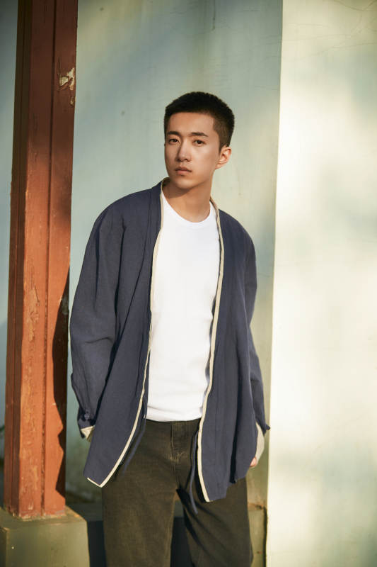 户外夕阳下的帅气男青年图片