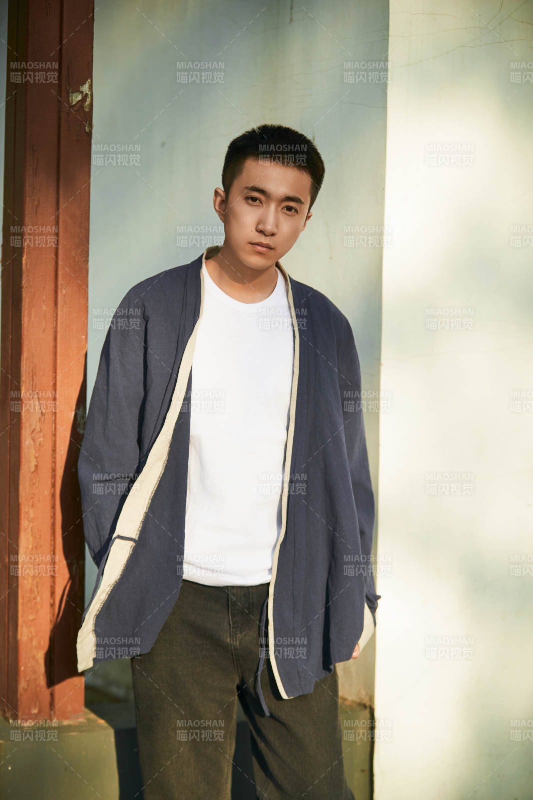 户外夕阳下的帅气男青年图片