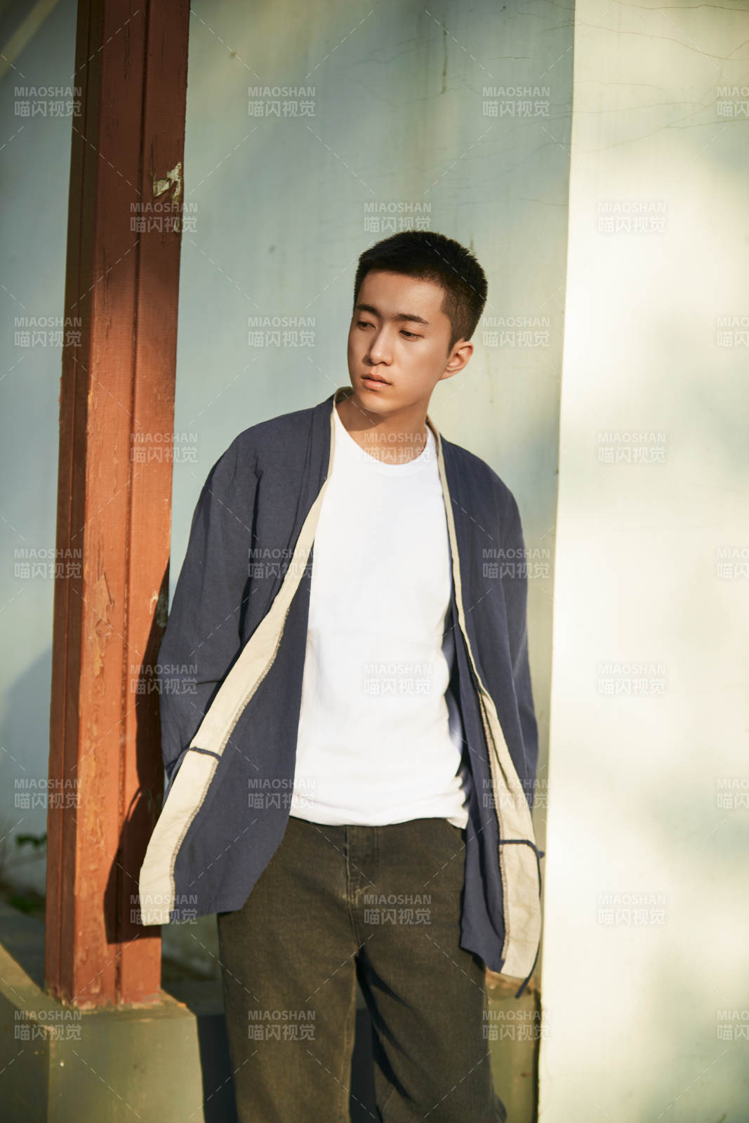 户外夕阳下的帅气男青年图片