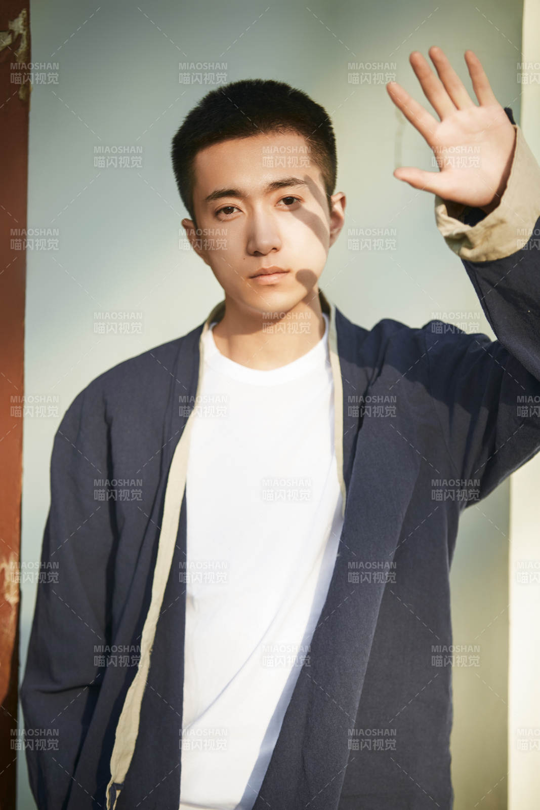 户外夕阳下的帅气男青年图片