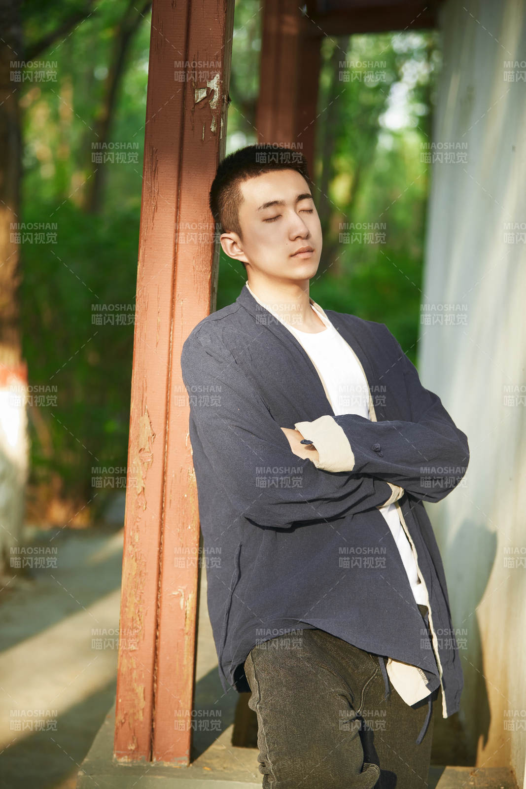 户外夕阳下的帅气男青年图片