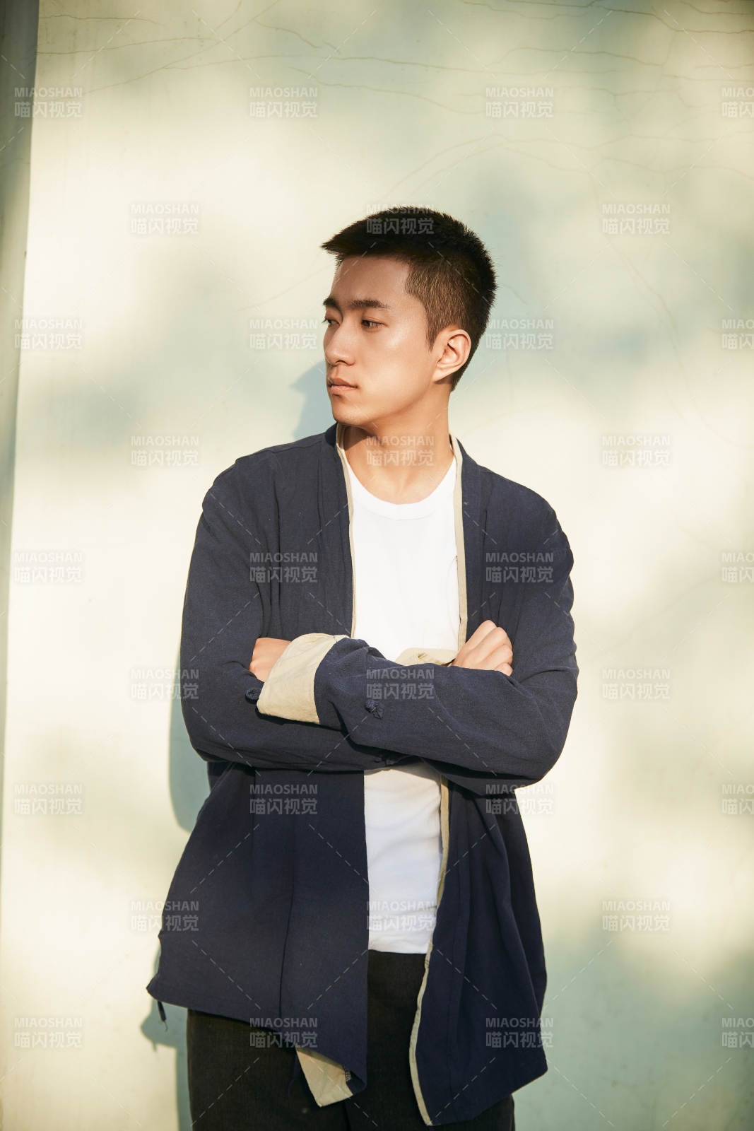 户外夕阳下的帅气男青年图片