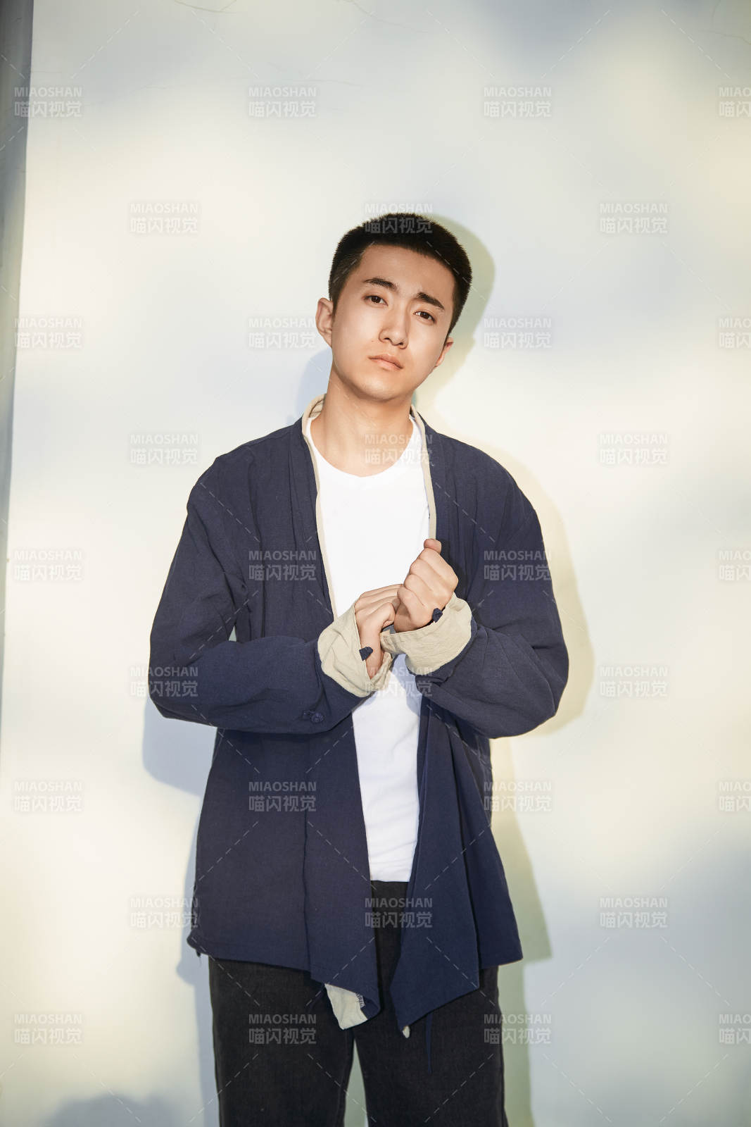 户外夕阳下的帅气男青年图片