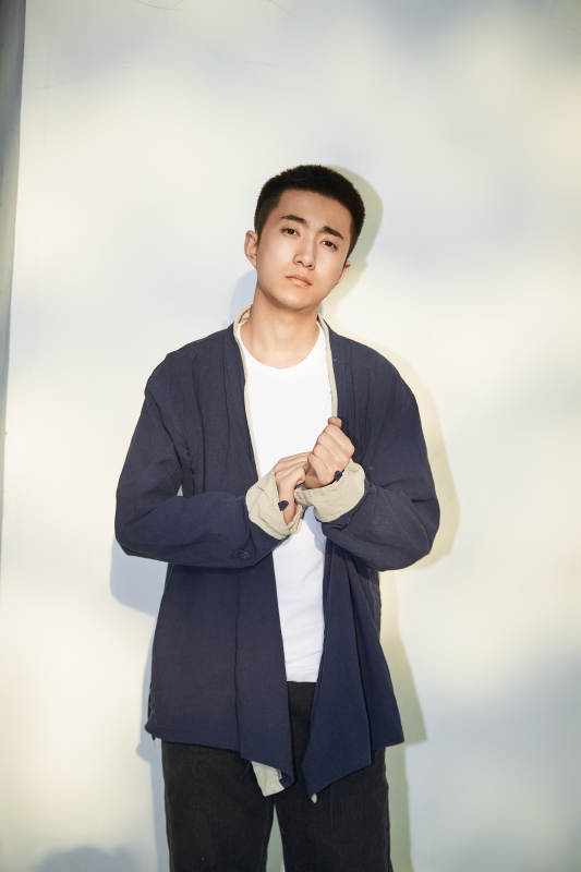 户外夕阳下的帅气男青年图片