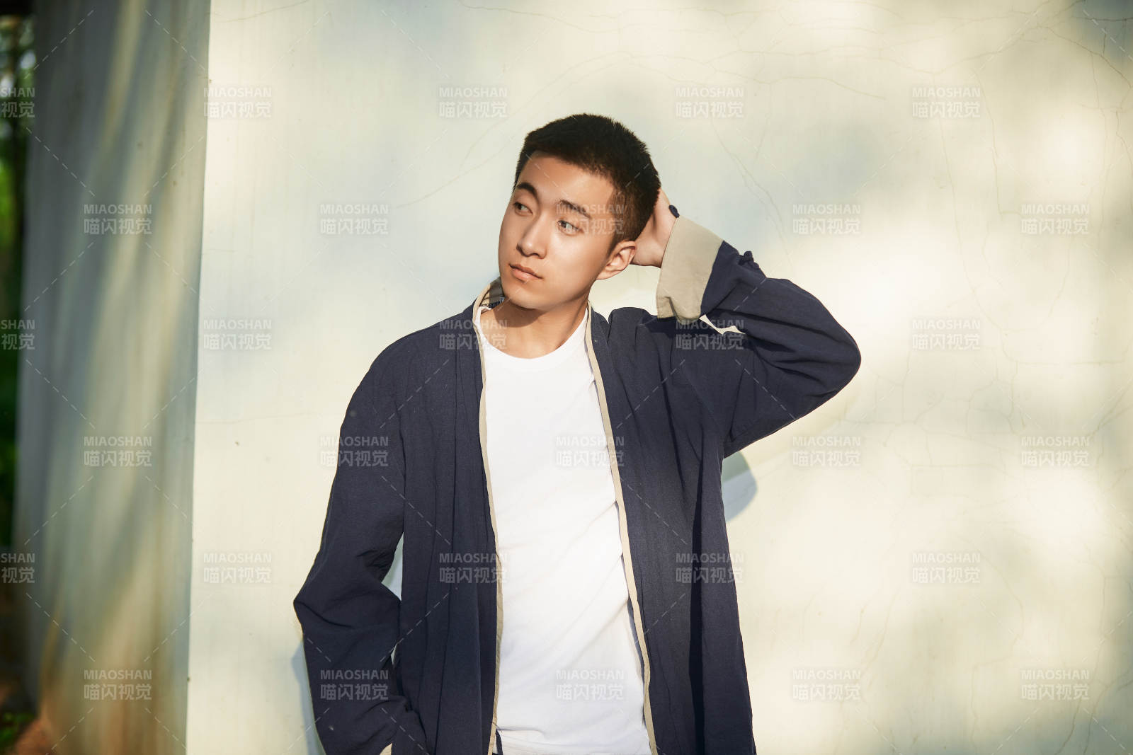 户外夕阳下的帅气男青年图片