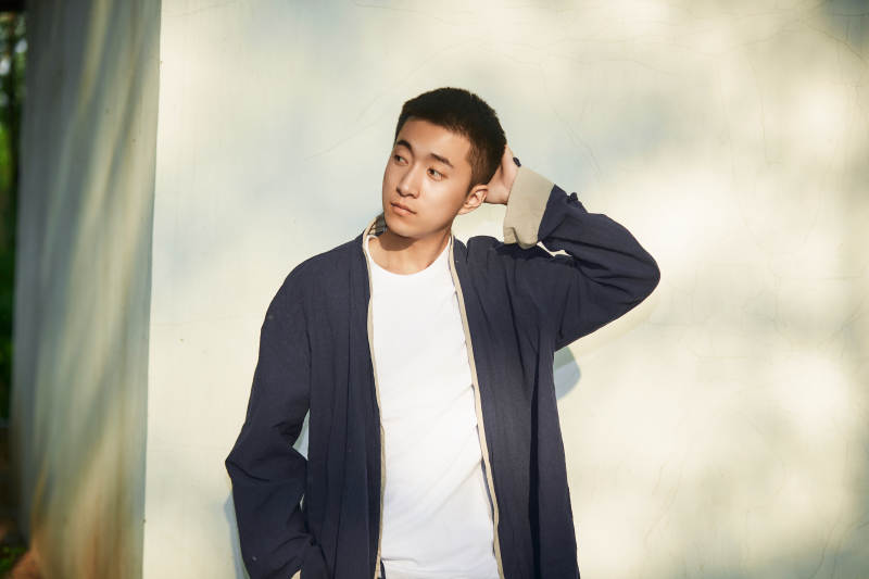 户外夕阳下的帅气男青年图片