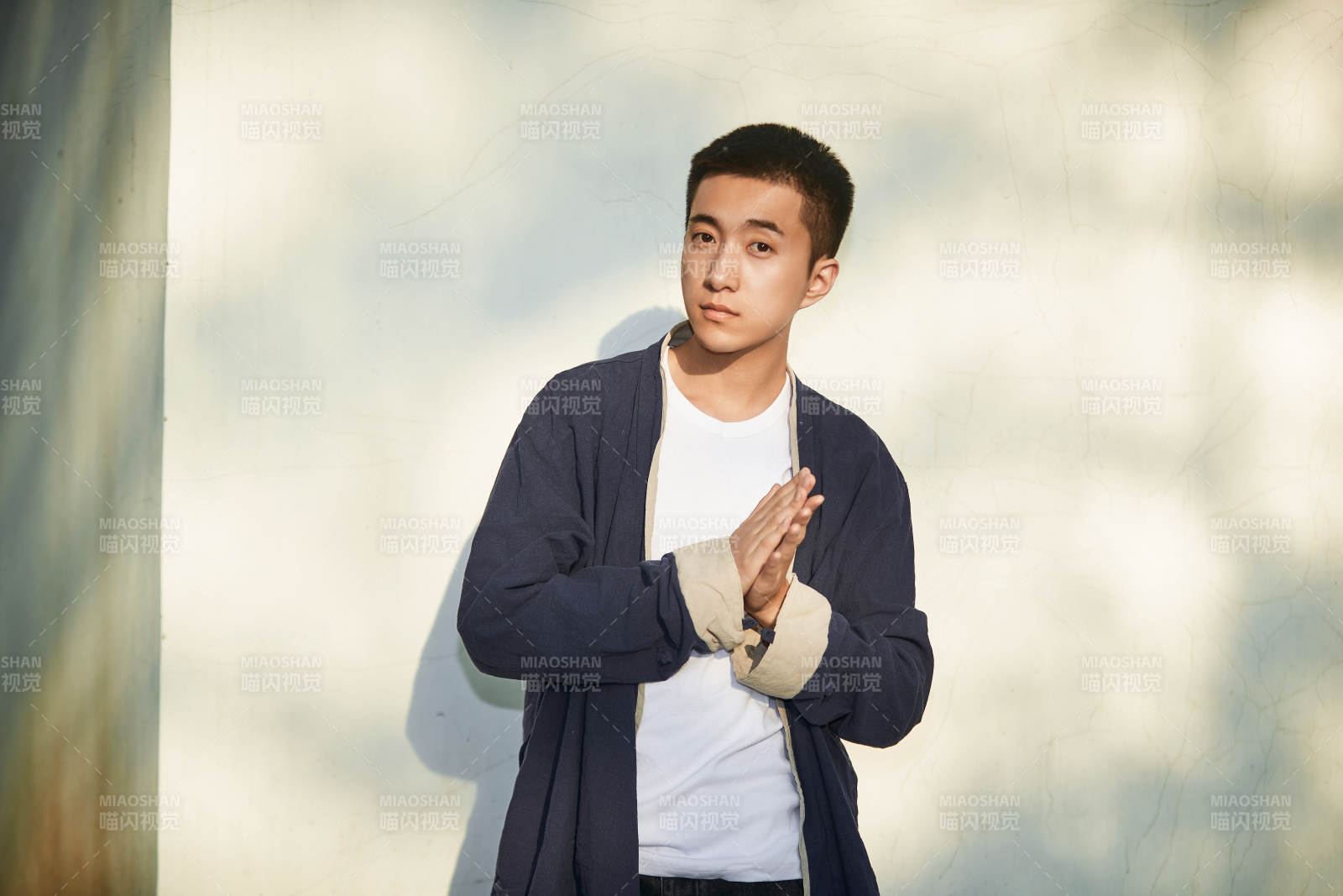 户外夕阳下的帅气男青年图片