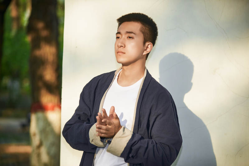 户外夕阳下的帅气男青年图片