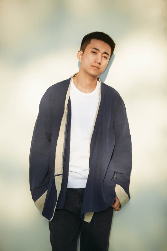 户外夕阳下的帅气男青年图片