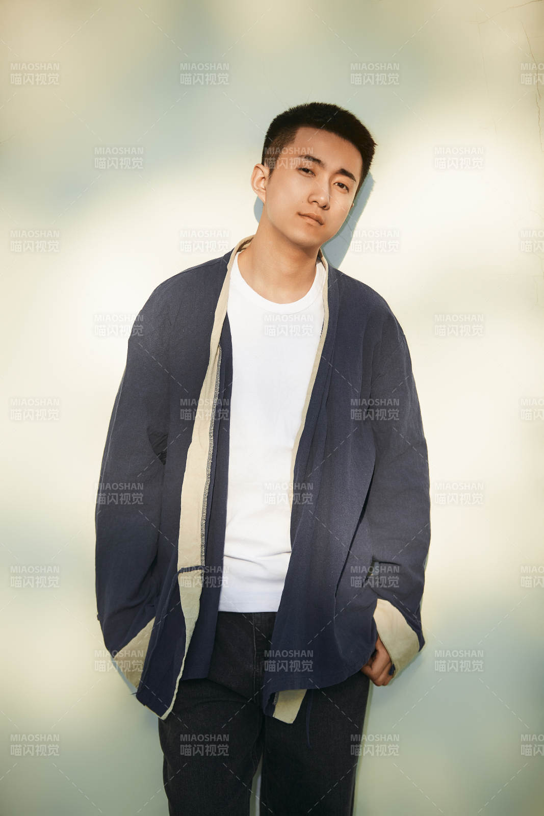 户外夕阳下的帅气男青年图片