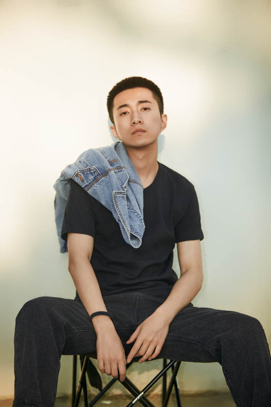 户外夕阳下的帅气男青年图片