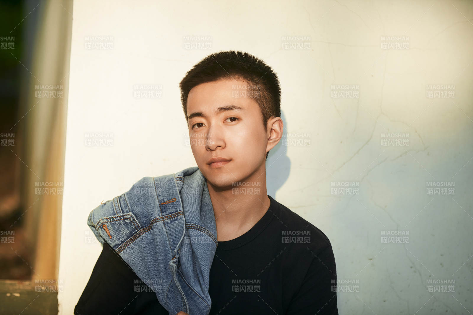 户外夕阳下的帅气男青年图片