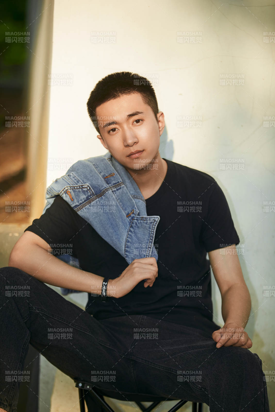 户外夕阳下的帅气男青年图片