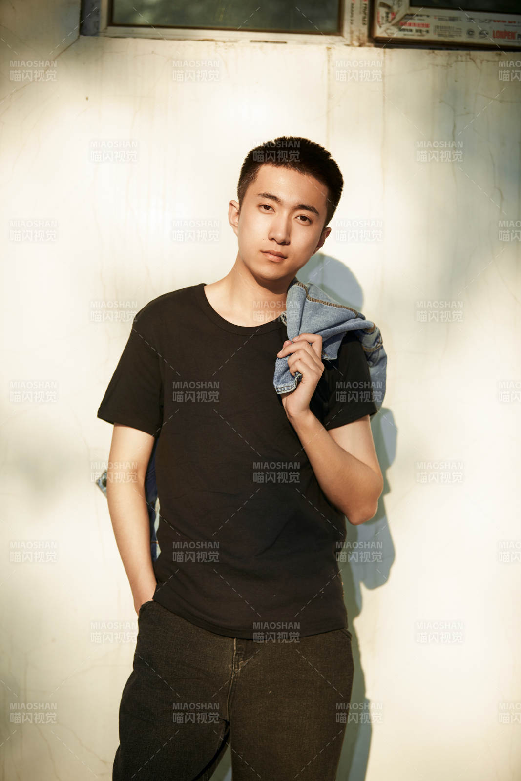 户外夕阳下的帅气男青年图片