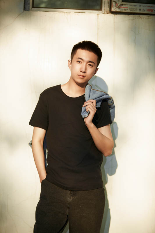 户外夕阳下的帅气男青年图片