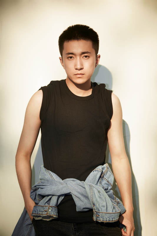 户外夕阳下的帅气男青年图片