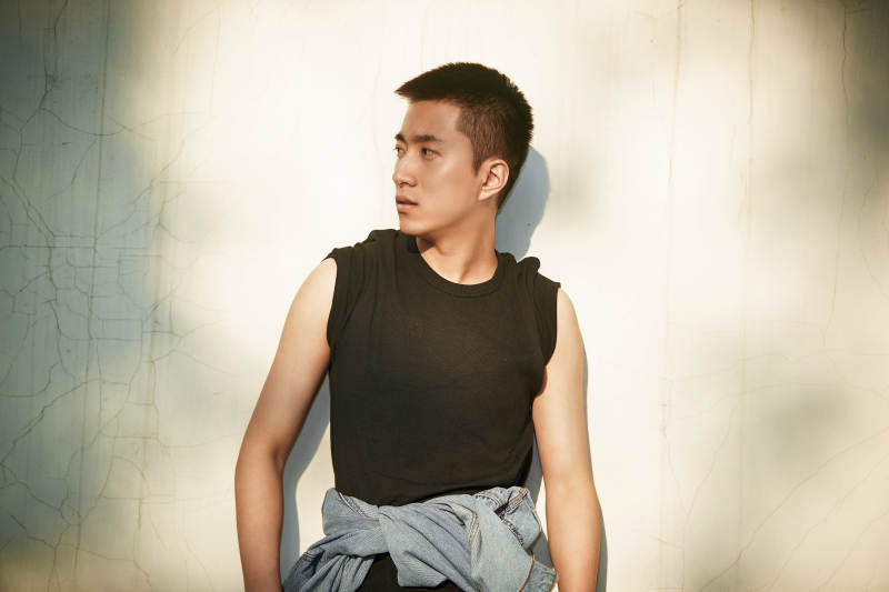 户外夕阳下的帅气男青年图片