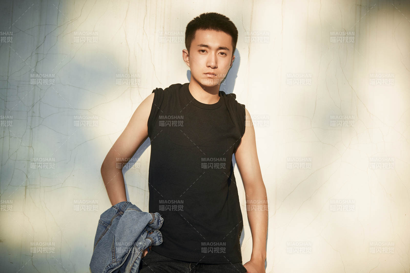 户外夕阳下的帅气男青年图片