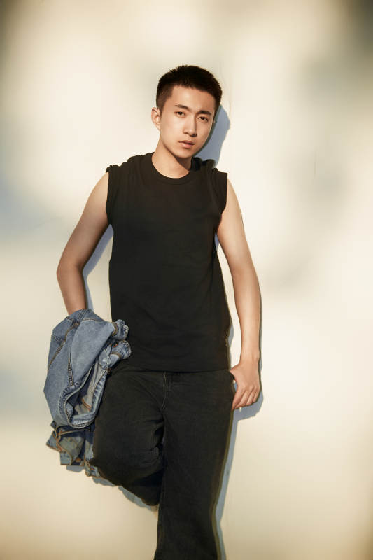 户外夕阳下的帅气男青年图片