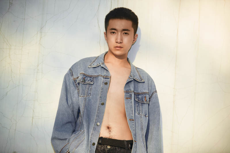 户外夕阳下的帅气男青年图片