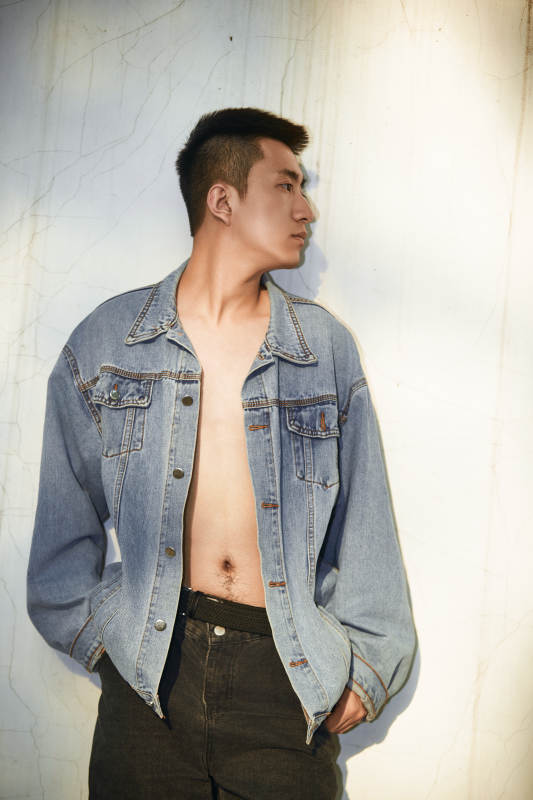 户外夕阳下的帅气男青年图片