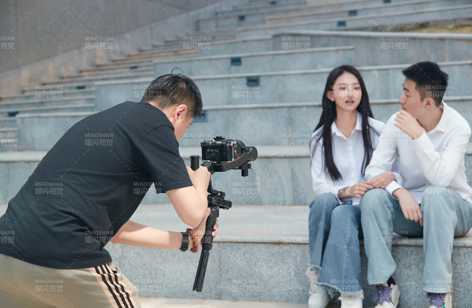 手持相机进行录制拍摄的摄像师图片
