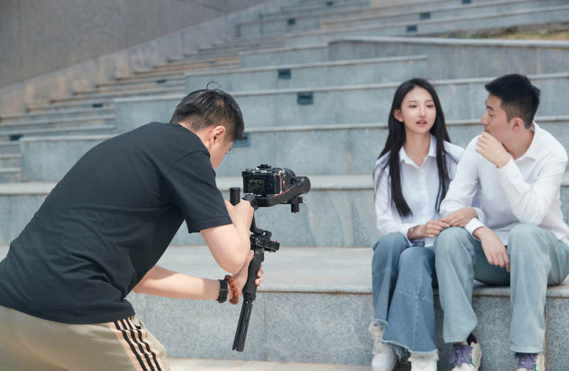 手持相机进行录制拍摄的摄像师图片