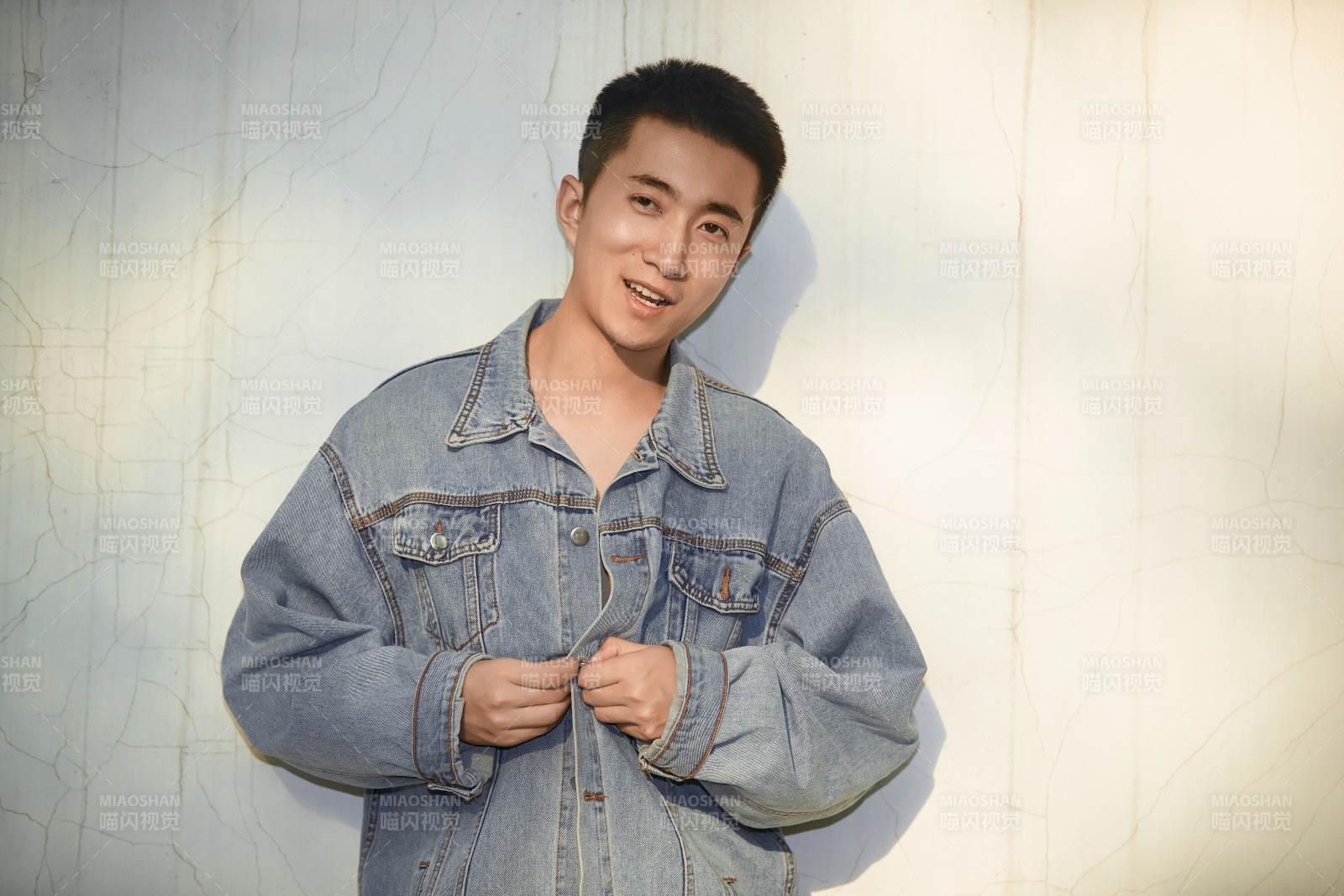 户外夕阳下的帅气男青年图片