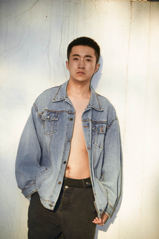 户外夕阳下的帅气男青年图片